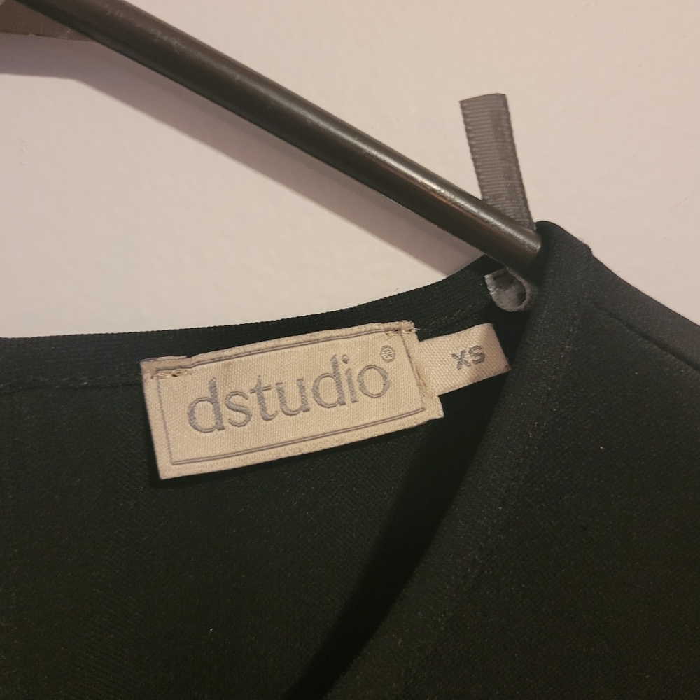 dstudio Women's Ruffle Sleeve Top - Picture 4 of 7